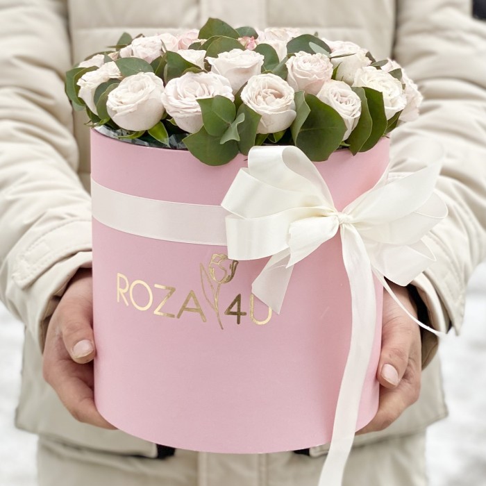 Розовые розы Энджел бомбастик с эвкалиптом в коробке